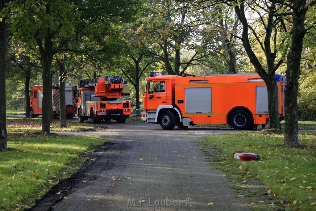 Feuer 1 brannten 3 Lauben Koeln Fuehlingen Kriegerhofstr P153.JPG - Miklos Laubert